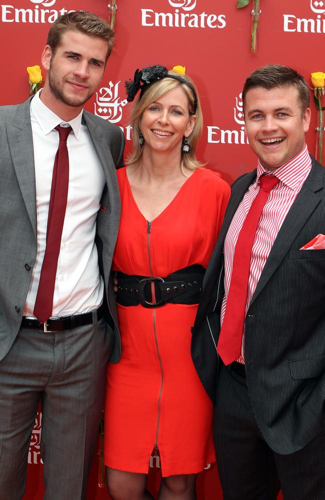 2010 Melbourne Cup, Liam Hemsworth with his mother Leoni and brother Luke