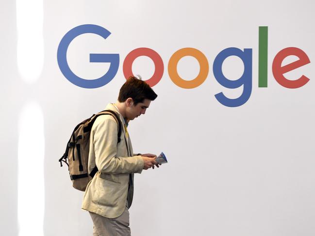 A man walks past the logo of the US multinational technology company Google during the VivaTech trade fair, on May 24, 2018 in Paris. / AFP PHOTO / ALAIN JOCARD