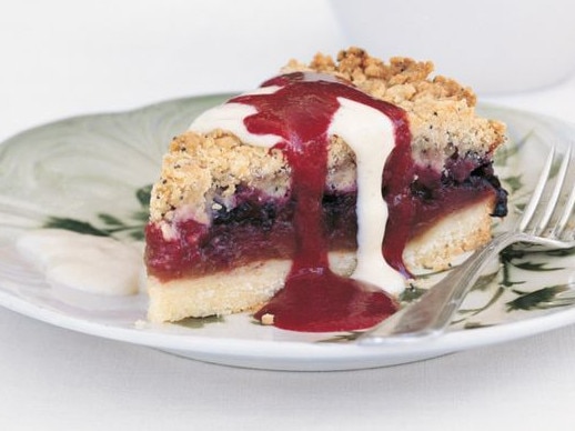 Crumble cake with berries.