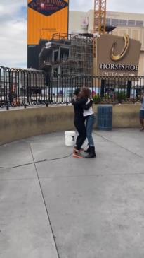 Kelly Clarkson shocks busker who had "no clue" who she was