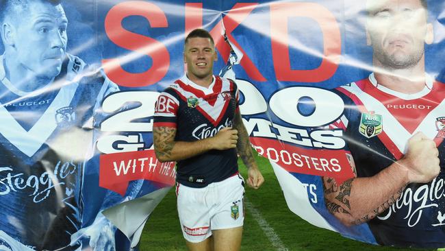 Shaun Kenny-Dowall of the Roosters runs on for his 200th game during their Round 4 NRL match between the Sydney Roosters and the Manly-Warringah Sea Eagles at Allianz Stadium in Sydney on Saturday, March 26, 2016. (AAP Image/Mick Tsikas) NO ARCHIVING, EDITORIAL USE ONLY