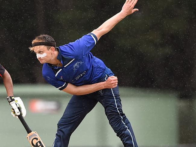 Alex Deuchar bowling for Mount Waverley.