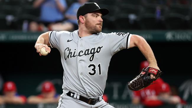 ARLINGTON, TEXAS - AUGUST 05: Liam Hendriks #31 of the Chicago White Sox pitches against the Texas Rangers in the ninth inning at Globe Life Field on August 05, 2022 in Arlington, Texas. (Photo by Richard Rodriguez/Getty Images)