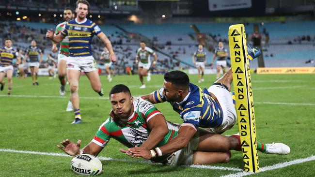 Robert Jennings of the Rabbitohs beats Bevan French of the Eels to score in the corner during the round 15 NRL match between the Parramatta Eels and the South Sydney Rabbitohs. Picture: Getty Images