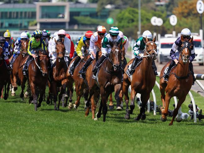 MELBOURNE, AUSTRALIA - NOVEMBER 07: Horses come toward the bend in the Lexus Melbourne Cup at Flemington Racecourse on November 07, 2023 in Melbourne, Australia. (Photo by Asanka Ratnayake/Getty Images)