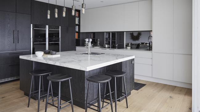 A black and white kitchen by Nobby Kitchens.