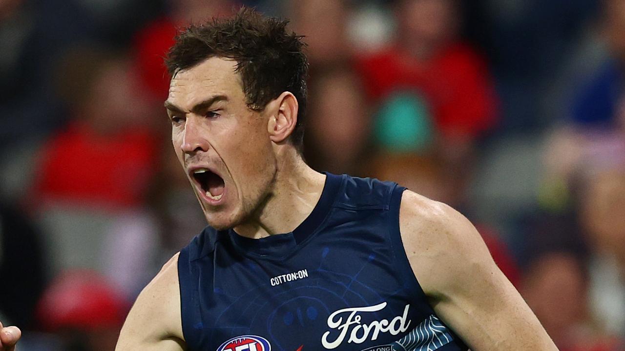 Jezza, Smith run wild as Cats pile on the goals against Dogs