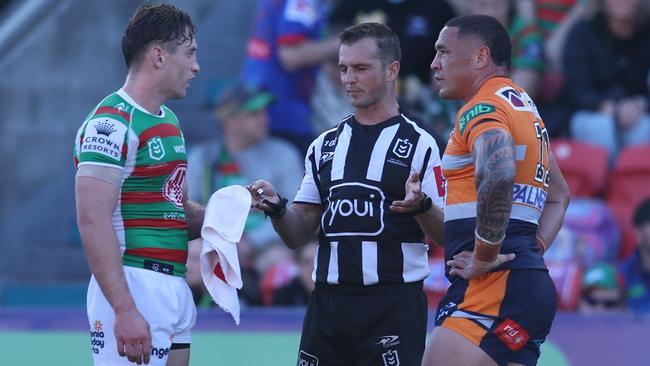 NEWCASTLE, AUSTRALIA - AUGUST 20: Referee Grant Atkins talks to Tyson Frizell of the Knights and Cameron Murray of the Rabbitohs the round 25 NRL match between Newcastle Knights and South Sydney Rabbitohs at McDonald Jones Stadium on August 20, 2023 in Newcastle, Australia. (Photo by Scott Gardiner/Getty Images)