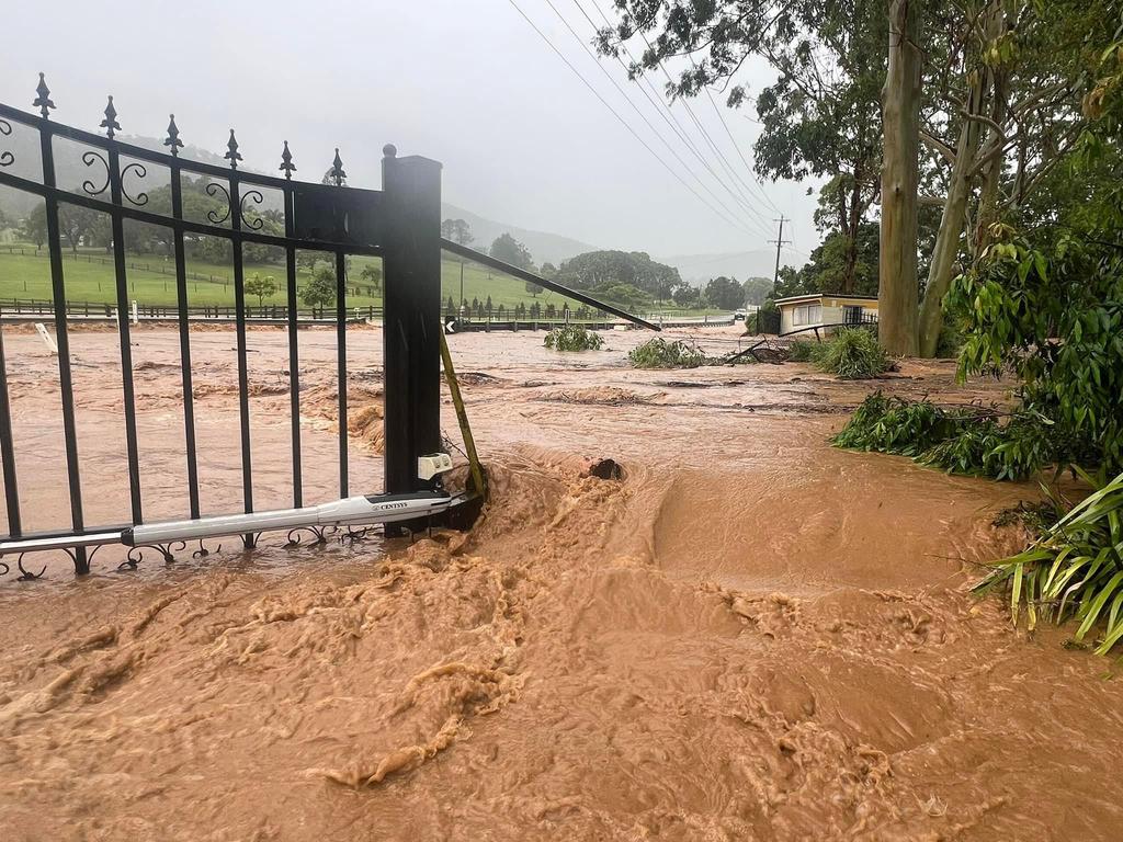 Brisbane Gold Coast Weather 350mm Rain Deluge As Life Threatening Flash Flooding Hits Seq 