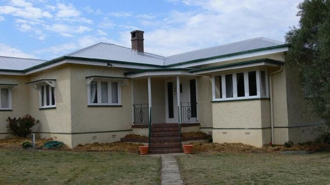 This fully furnished four bedroom home is positioned right in the centre of town at 1 Granite Belt Street, Stanthorpe.