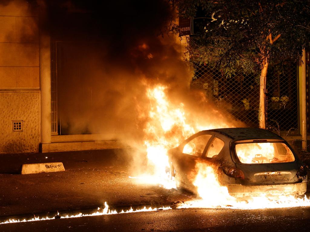 A car burns in Nanterre, where the boy was killed (Photo by Geoffroy VAN DER HASSELT / AFP)