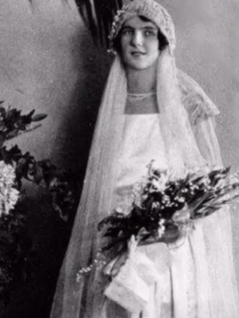 Dame Elisabeth was a young bride compared to her older husband.