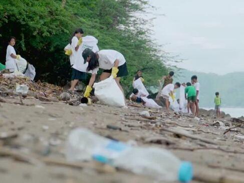 Philippine town cleans up beach in exchange for rice