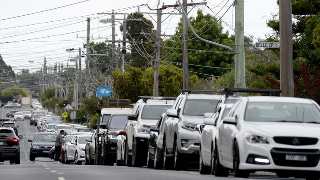 Cars line up on Warren Road waiting to get COVID tests at the Don Tatnell Leisure Centre, Parkdale. Picture: Andrew Henshaw