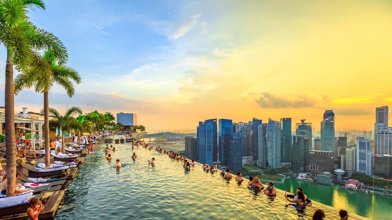 Infinity Pool at sunset of Skypark that tops the Marina Bay Sands Hotel.