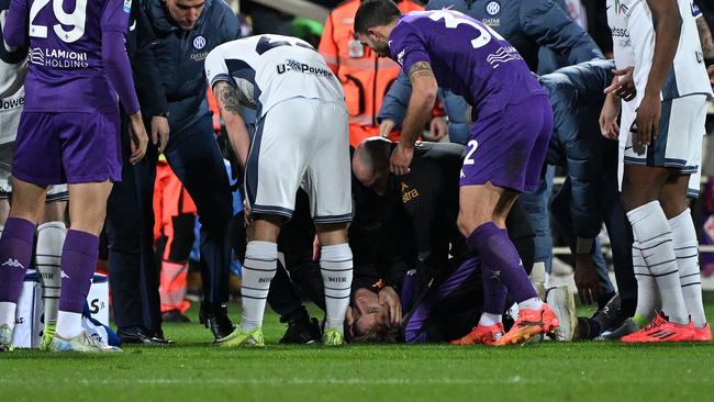 Fiorentina's Italian midfielder Edoardo Bove is treated after suddenly collapsing. Photo by TIZIANA FABI / AFP.