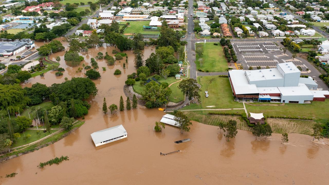 The flood spreads throughout Maryborough.