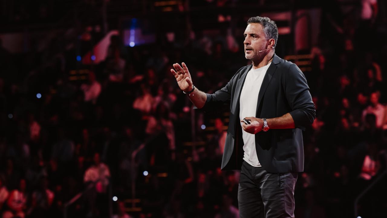 Real Housewive of Beverly Hills star and The Agency founder, Mauricio Umansky, speaking live at the Australasian Real Estate Conference. Image supplied.