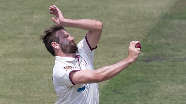 Michael Neser charges in for Queensland in the Sheffield Shield.