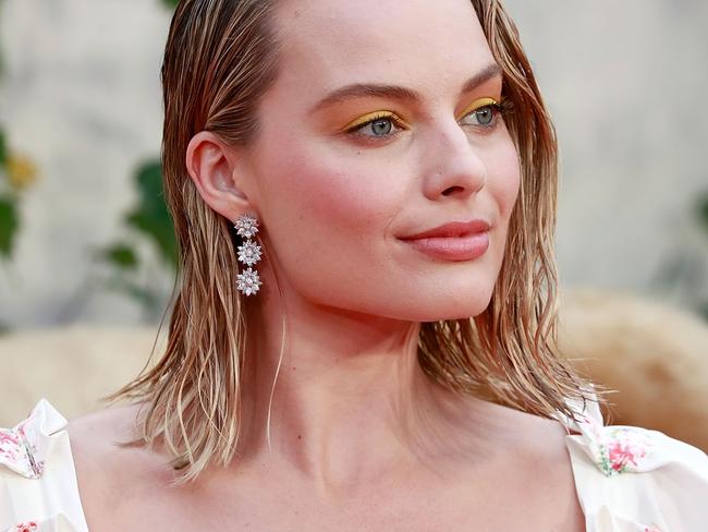 LONDON, ENGLAND - SEPTEMBER 20:  Margot Robbie attends the 'Goodbye Christopher Robin' World Premiere held at Odeon Leicester Square on September 20, 2017 in London, England.  (Photo by John Phillips/John Phillips/Getty Images)