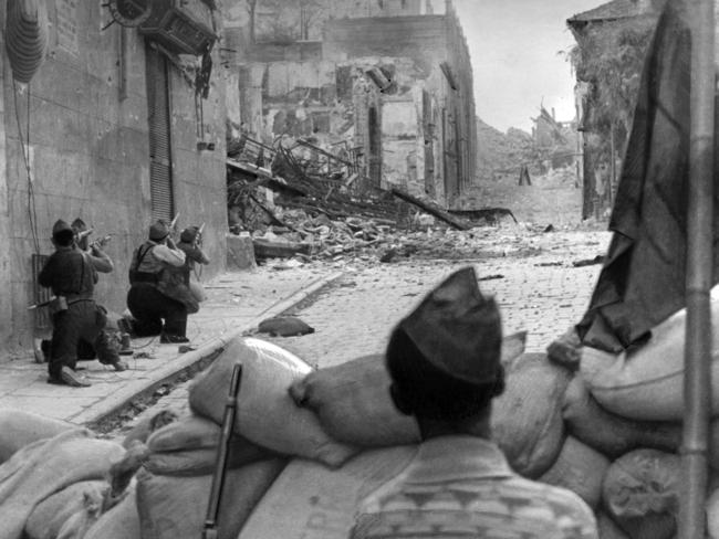 (FILES) This file picture taken July 1936 during the Spanish Civil War shows Republicans battling for the Alcazar in Toledo where rebels are sheltered. Spain's parliament approved 31 October 2007 a law that for the first time officially recognizes the victims of the 1936-39 civil war and the ensuing dictatorship of General Francisco Franco. AFP PHOTO