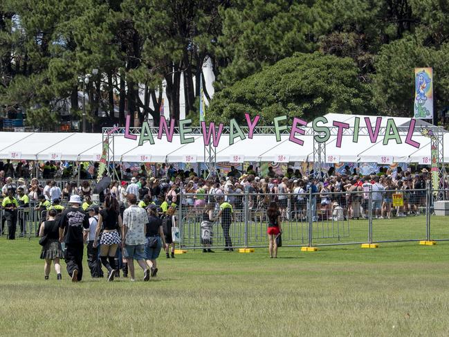 SYDNEY, AUSTRALIA - NewsWire Photos - February 09, 2025: Crowds arriving for the Laneway Music Festival in Centennial Park. Picture: NewsWire / Simon Bullard.