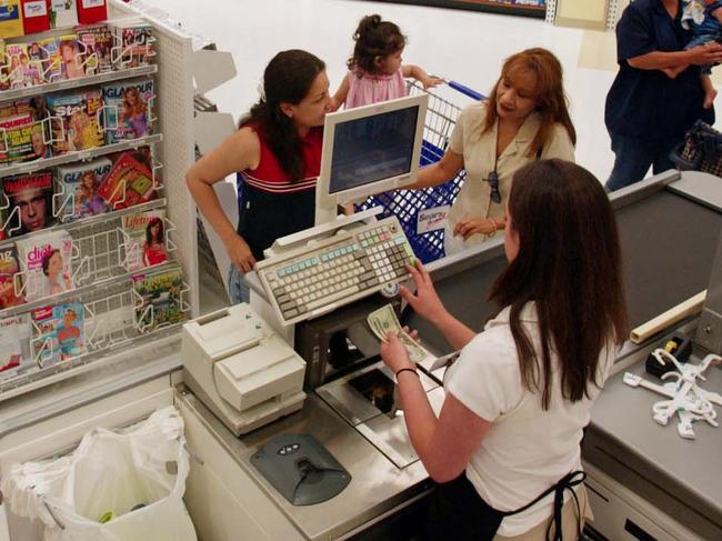 2004 : Generic image of customers at the checkout of a US supermarket, 2004.ShopsUnited States of America