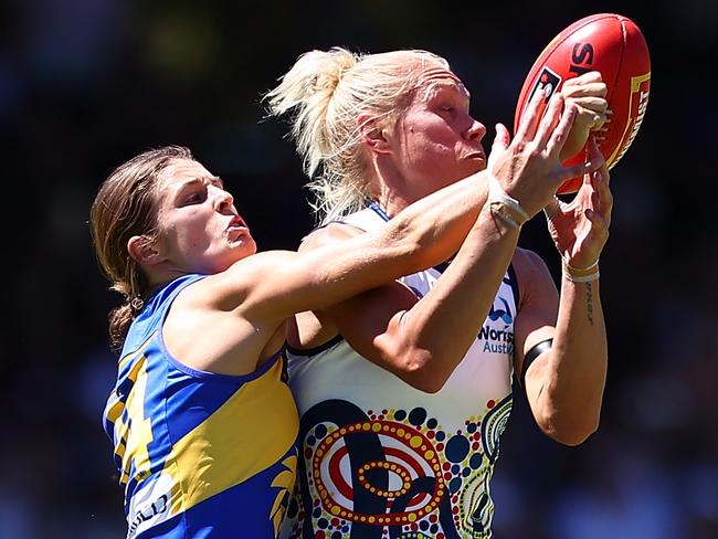 PERTH, AUSTRALIA - JANUARY 30: Erin Phillips of the Crows marks the ball against Belinda Smith of the Eagles during the round one AFLW match between the West Coast Eagles and the Adelaide Crows at Mineral Resources Park on January 30, 2021 in Perth, Australia. (Photo by Paul Kane/Getty Images)