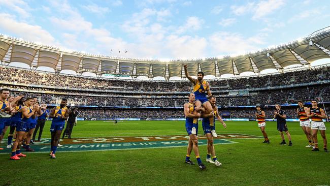 West Coast and Adelaide players form a guard of honour for Josh Kennedy. Picture: Daniel Carson/AFL Photos via Getty Images