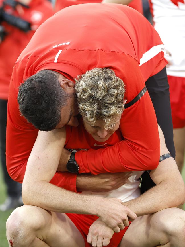 Cox consoles Warner following the Swans’ 2022 grand final defeat. Picture: Phil Hillyard