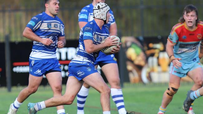 Jye Bowen runs the footy for Thirroul. Picture: Steve Montgomery | OurFootyTeam