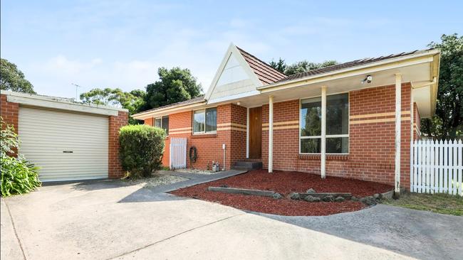 Whereas 2/12 Meadow Wood Walk, Narre Warren costs $430pw.