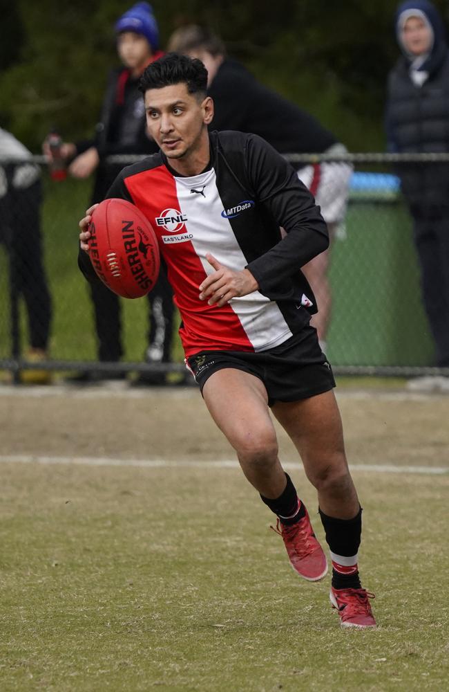 Robin Nahas takes a bounce for North Ringwood. Picture: Valeriu Campan