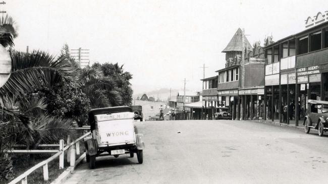 The Pacific Highway Wyong, previously known as Main Rd, has not changed much since the 1930s, only back then it was wide enough for four or five cars to pass.