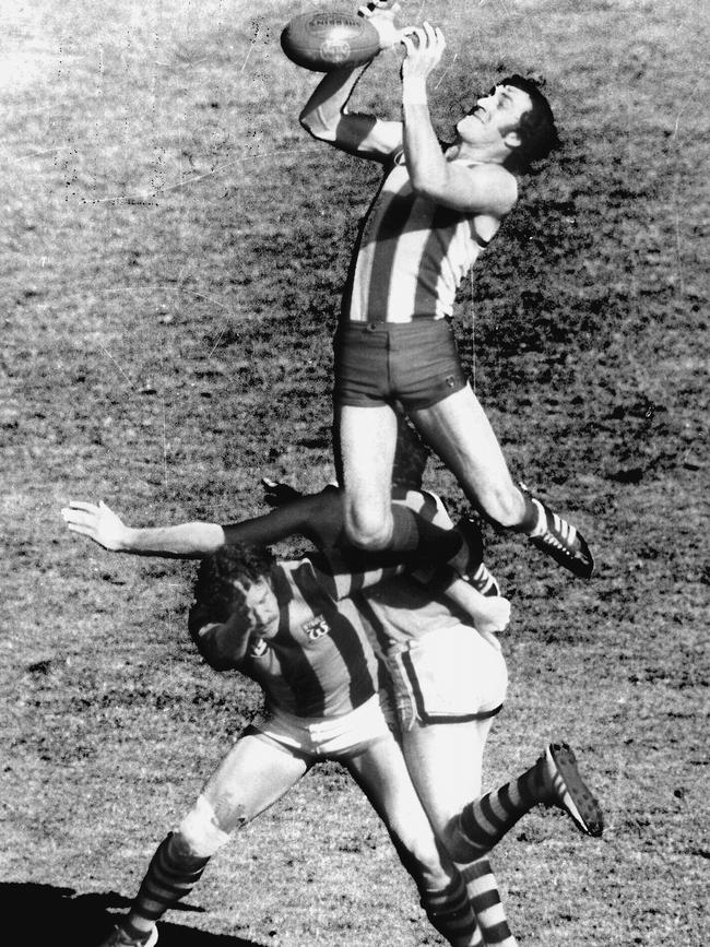 Phil Baker marks. 1978 Grand Final. Hawthorn v North Melbourne. MCG. Neg: LJ30334