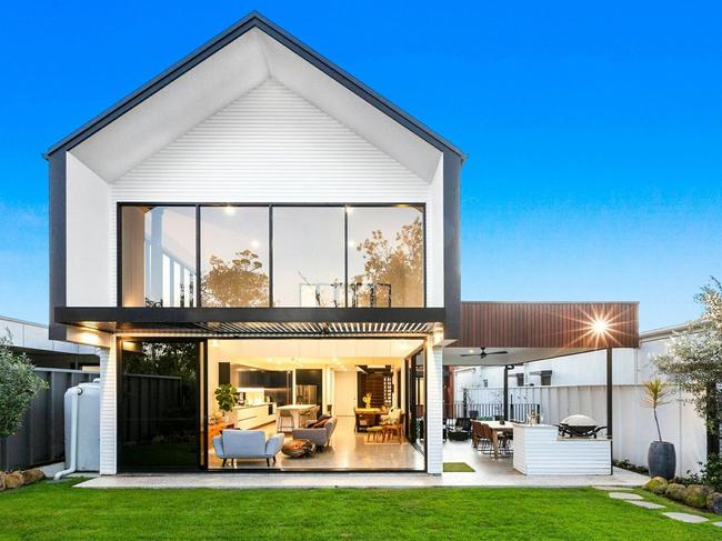 7 Sea Eagle Court, Casuarina sold for $2 million on July 21, 2020. It was sold by LJ Hooker.