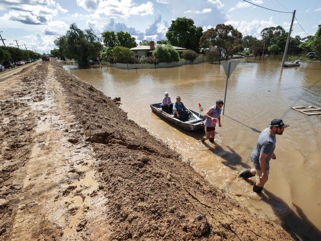 A levee bank separates Echuca homes. Picture: David Caird