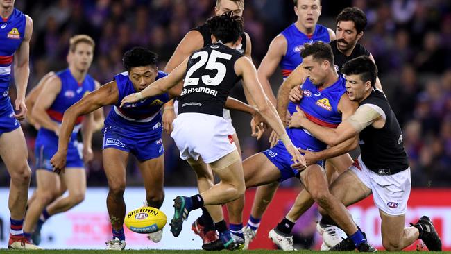 Luke Dahlhaus can’t break through the congestion.