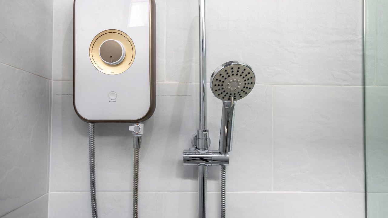 <h2>Showers</h2><p>In England, showers have buttons. This means you can have it permanently set to the perfect temperature and turn it on with one push of a button. Bliss.&nbsp;</p>