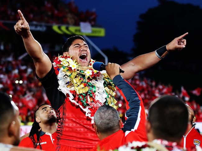 AUCKLAND, NEW ZEALAND - NOVEMBER 25:  Jason Taumalolo of Tonga leads the Sipi Tau for the crowd after losing the 2017 Rugby League World Cup Semi Final match between Tonga and England at Mt Smart Stadium on November 25, 2017 in Auckland, New Zealand.  (Photo by Hannah Peters/Getty Images)