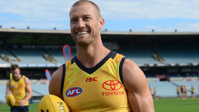 Veteran Crows midfielder Scott Thompson returns to the Adelaide line-up after a 293-day absence.