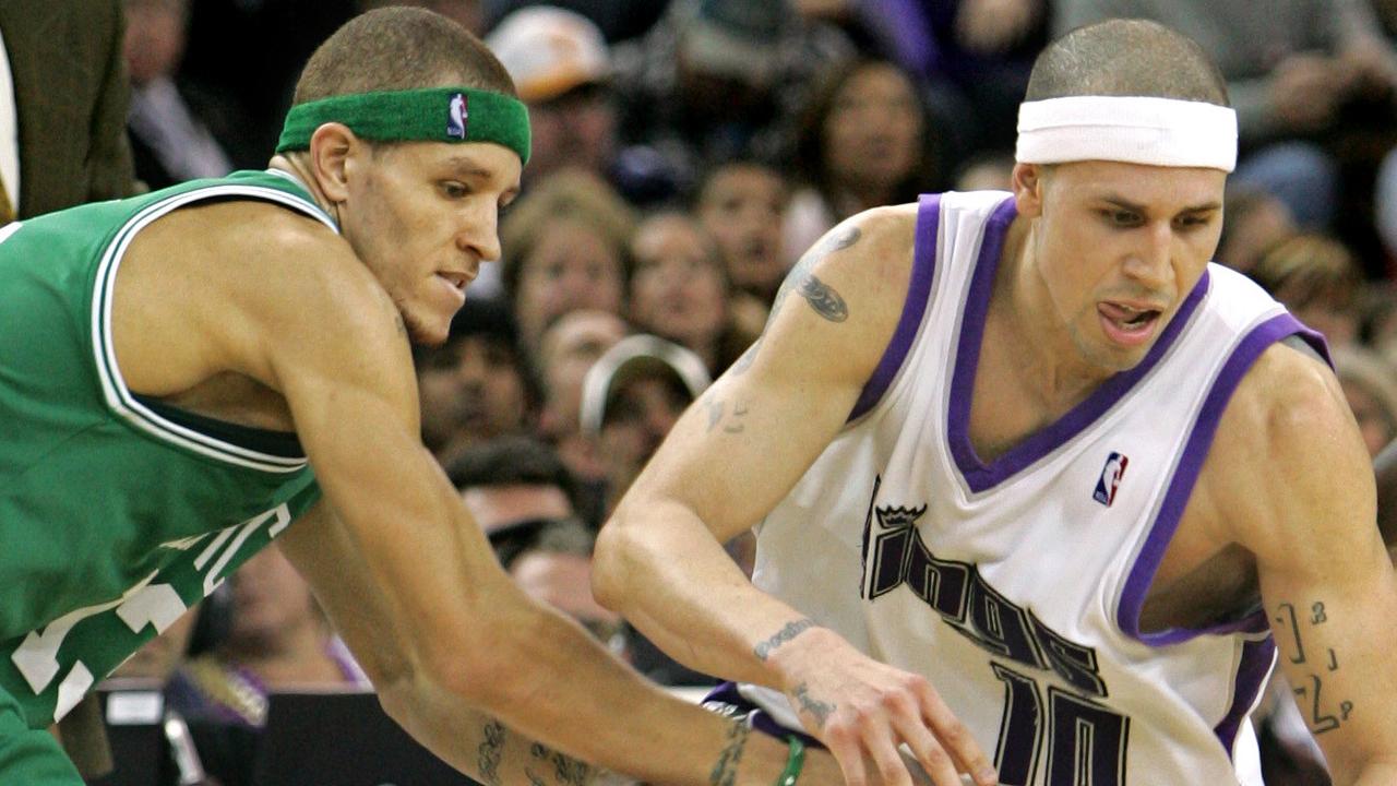 Delonte West tries to stop Sacramento’s Mike Bibby. Photo: AP PicRich/Pedroncelli.