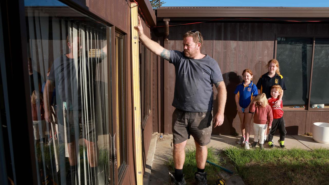 Simon Flaherty with his kids Kaylee 11, Billie 2, Charlie 4 and Khloe 8, says his family have been relocated by their insurance company but are still made to pay rent at the dodgy property. Picture: Kelly Barnes