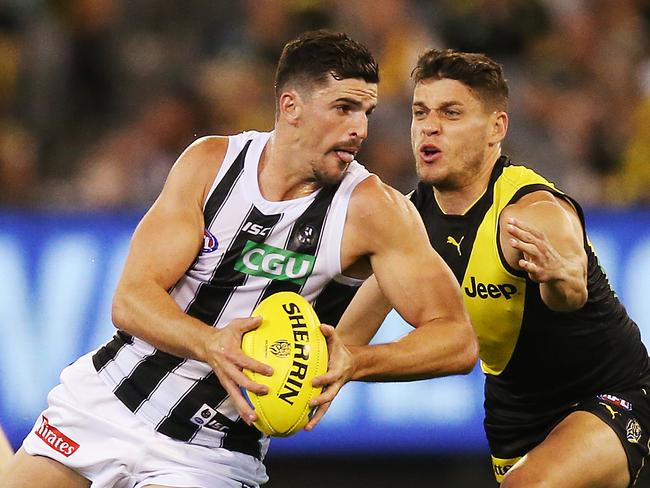 MELBOURNE, AUSTRALIA - MARCH 28: Scott Pendlebury of the Magpies runs with the ball from Dion Prestia of the Tigers during the AFL Round match between Richmond v Collingwood at Melbourne Cricket Ground on March 28, 2019 in Melbourne, Australia. (Photo by Michael Dodge/Getty Images)