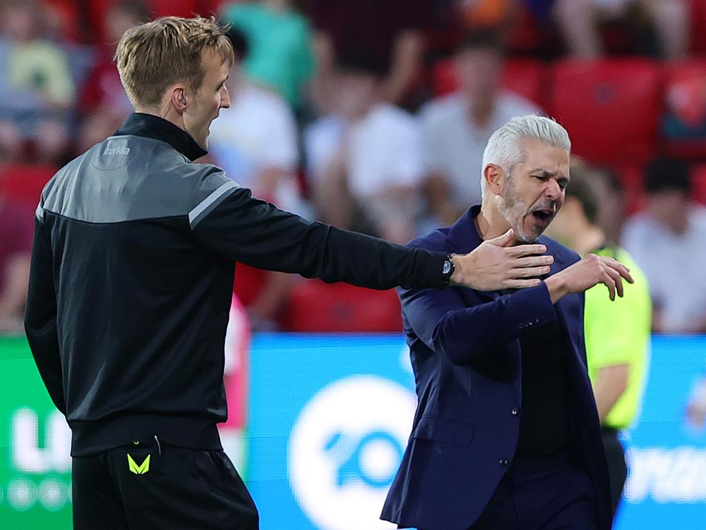 The Fourth official speaks to Auckland coach Steve Corica. Picture: Getty Images