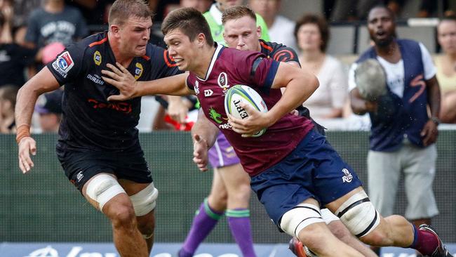 Sharks' Jacques Vermeulen (L) fights for the ball with Reds' Harry Hockings (R) during the Super 14 rugby union match Sharks vs Queensland Reds at the Kings Park rugby stadium in Durban, on 19 April 2019. (Photo by Anesh Debiky / AFP)