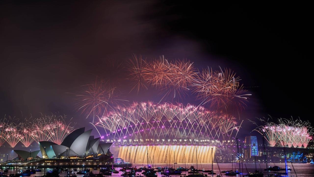Robbie Williams berates crowds during Sydney’s NYE celebrations