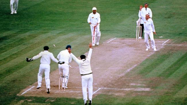 Shane Warne bowling out Mike Gatting with his first ball in Test cricket. Cricket.