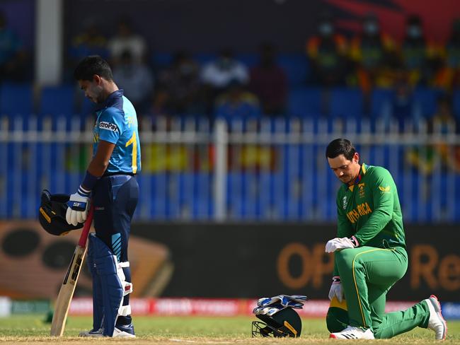 SHARJAH, UNITED ARAB EMIRATES - OCTOBER 30: Quinton De Kock of South Africa takes the knee ahead of the ICC Men's T20 World Cup match between South Africa and Sri Lanka at Sharjah Cricket Stadium on October 30, 2021 in Sharjah, United Arab Emirates. (Photo by Alex Davidson/Getty Images)