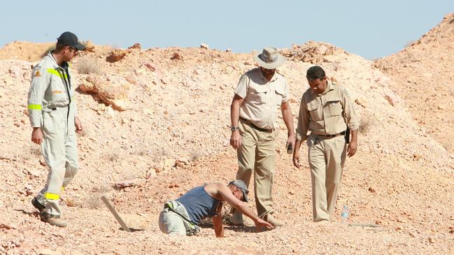 SES and police search an entry to a mine shaft for Imran Zilic in the opal fields near Coober Pedy in 2008.